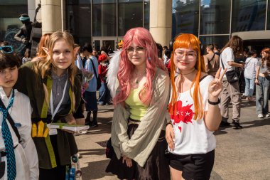 Kharkiv, Ukrayna, 5 Temmuz 2025 Cosplay partisi Harkiv sokaklarında. Şehir bombalama tehdidi altındayken ve ülke savaş içindeyken sokaklarda manga karakterler gibi giyinmiş gençler geçit töreni yapıyor..