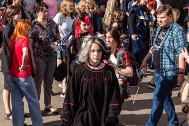 Kharkiv, Ukrayna, 5 Temmuz 2025 Cosplay partisi Harkiv sokaklarında. Şehir bombalama tehdidi altındayken ve ülke savaş içindeyken sokaklarda manga karakterler gibi giyinmiş gençler geçit töreni yapıyor..