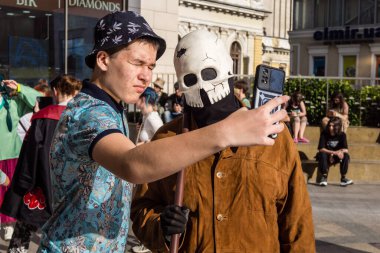 Kharkiv, Ukrayna, 5 Temmuz 2025 Cosplay partisi Harkiv sokaklarında. Şehir bombalama tehdidi altındayken ve ülke savaş içindeyken sokaklarda manga karakterler gibi giyinmiş gençler geçit töreni yapıyor..