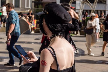 Kharkiv, Ukrayna, 5 Temmuz 2025 Cosplay partisi Harkiv sokaklarında. Şehir bombalama tehdidi altındayken ve ülke savaş içindeyken sokaklarda manga karakterler gibi giyinmiş gençler geçit töreni yapıyor..