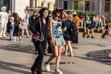 Kharkiv, Ukrayna, 5 Temmuz 2025 Cosplay partisi Harkiv sokaklarında. Şehir bombalama tehdidi altındayken ve ülke savaş içindeyken sokaklarda manga karakterler gibi giyinmiş gençler geçit töreni yapıyor..