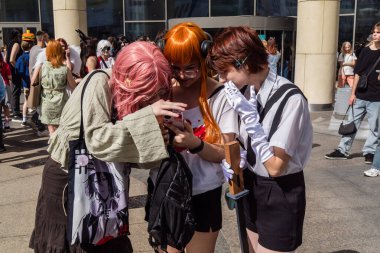 Kharkiv, Ukrayna, 5 Temmuz 2025 Cosplay partisi Harkiv sokaklarında. Şehir bombalama tehdidi altındayken ve ülke savaş içindeyken sokaklarda manga karakterler gibi giyinmiş gençler geçit töreni yapıyor..