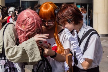 Kharkiv, Ukrayna, 5 Temmuz 2025 Cosplay partisi Harkiv sokaklarında. Şehir bombalama tehdidi altındayken ve ülke savaş içindeyken sokaklarda manga karakterler gibi giyinmiş gençler geçit töreni yapıyor..