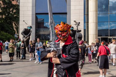 Kharkiv, Ukrayna, 5 Temmuz 2025 Cosplay partisi Harkiv sokaklarında. Şehir bombalama tehdidi altındayken ve ülke savaş içindeyken sokaklarda manga karakterler gibi giyinmiş gençler geçit töreni yapıyor..