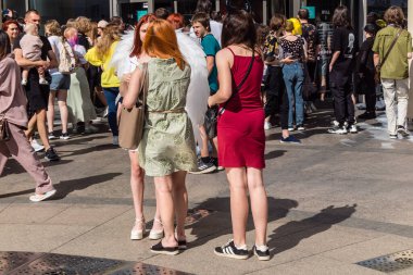 Kharkiv, Ukrayna, 5 Temmuz 2025 Cosplay partisi Harkiv sokaklarında. Şehir bombalama tehdidi altındayken ve ülke savaş içindeyken sokaklarda manga karakterler gibi giyinmiş gençler geçit töreni yapıyor..