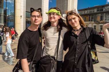 Kharkiv, Ukrayna, 5 Temmuz 2025 Cosplay partisi Harkiv sokaklarında. Şehir bombalama tehdidi altındayken ve ülke savaş içindeyken sokaklarda manga karakterler gibi giyinmiş gençler geçit töreni yapıyor..