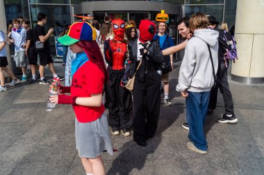 Kharkiv, Ukrayna, 5 Temmuz 2025 Cosplay partisi Harkiv sokaklarında. Şehir bombalama tehdidi altındayken ve ülke savaş içindeyken sokaklarda manga karakterler gibi giyinmiş gençler geçit töreni yapıyor..