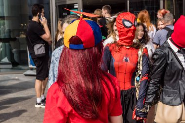 Kharkiv, Ukrayna, 5 Temmuz 2025 Cosplay partisi Harkiv sokaklarında. Şehir bombalama tehdidi altındayken ve ülke savaş içindeyken sokaklarda manga karakterler gibi giyinmiş gençler geçit töreni yapıyor..