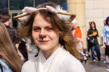 Kharkiv, Ukrayna, 5 Temmuz 2025 Cosplay partisi Harkiv sokaklarında. Şehir bombalama tehdidi altındayken ve ülke savaş içindeyken sokaklarda manga karakterler gibi giyinmiş gençler geçit töreni yapıyor..