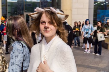 Kharkiv, Ukrayna, 5 Temmuz 2025 Cosplay partisi Harkiv sokaklarında. Şehir bombalama tehdidi altındayken ve ülke savaş içindeyken sokaklarda manga karakterler gibi giyinmiş gençler geçit töreni yapıyor..