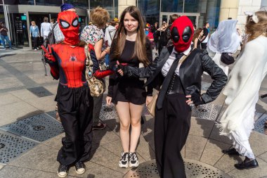 Kharkiv, Ukrayna, 5 Temmuz 2025 Cosplay partisi Harkiv sokaklarında. Şehir bombalama tehdidi altındayken ve ülke savaş içindeyken sokaklarda manga karakterler gibi giyinmiş gençler geçit töreni yapıyor..