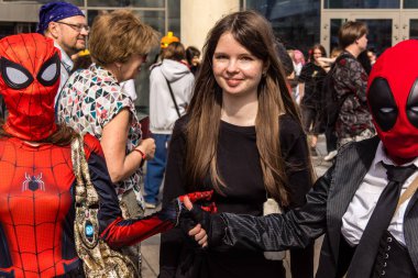 Kharkiv, Ukrayna, 5 Temmuz 2025 Cosplay partisi Harkiv sokaklarında. Şehir bombalama tehdidi altındayken ve ülke savaş içindeyken sokaklarda manga karakterler gibi giyinmiş gençler geçit töreni yapıyor..