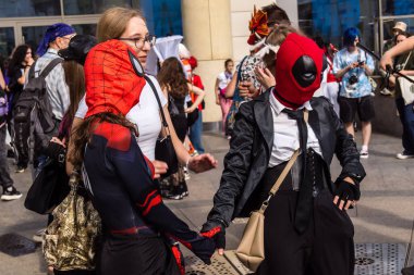 Kharkiv, Ukrayna, 5 Temmuz 2025 Cosplay partisi Harkiv sokaklarında. Şehir bombalama tehdidi altındayken ve ülke savaş içindeyken sokaklarda manga karakterler gibi giyinmiş gençler geçit töreni yapıyor..