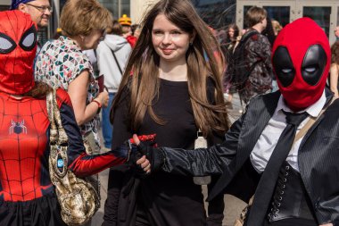 Kharkiv, Ukrayna, 5 Temmuz 2025 Cosplay partisi Harkiv sokaklarında. Şehir bombalama tehdidi altındayken ve ülke savaş içindeyken sokaklarda manga karakterler gibi giyinmiş gençler geçit töreni yapıyor..