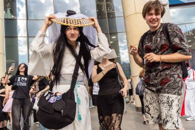 Kharkiv, Ukrayna, 5 Temmuz 2025 Cosplay partisi Harkiv sokaklarında. Şehir bombalama tehdidi altındayken ve ülke savaş içindeyken sokaklarda manga karakterler gibi giyinmiş gençler geçit töreni yapıyor..