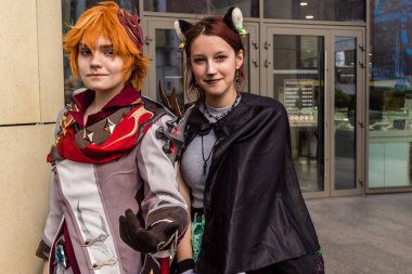 Kharkiv, Ukrayna, 5 Temmuz 2025 Cosplay partisi Harkiv sokaklarında. Şehir bombalama tehdidi altındayken ve ülke savaş içindeyken sokaklarda manga karakterler gibi giyinmiş gençler geçit töreni yapıyor..