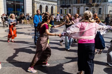 Kharkiv, Ukrayna, 5 Temmuz 2025 Bir grup Hare Krishna takipçisi Harkiv sokaklarında şarkı söylüyor ve dans ediyor..