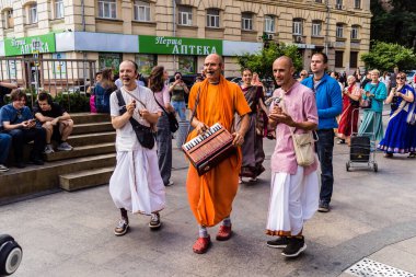 Kharkiv, Ukrayna, 5 Temmuz 2025 Bir grup Hare Krishna takipçisi Harkiv sokaklarında şarkı söylüyor ve dans ediyor..