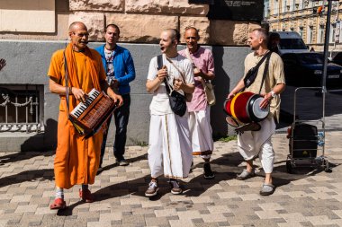 Kharkiv, Ukrayna, 5 Temmuz 2025 Bir grup Hare Krishna takipçisi Harkiv sokaklarında şarkı söylüyor ve dans ediyor..
