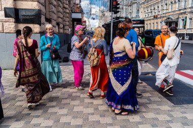 Kharkiv, Ukrayna, 5 Temmuz 2025 Bir grup Hare Krishna takipçisi Harkiv sokaklarında şarkı söylüyor ve dans ediyor..