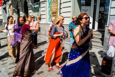 Kharkiv, Ukrayna, 5 Temmuz 2025 Bir grup Hare Krishna takipçisi Harkiv sokaklarında şarkı söylüyor ve dans ediyor..
