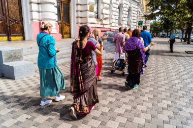 Kharkiv, Ukrayna, 5 Temmuz 2025 Bir grup Hare Krishna takipçisi Harkiv sokaklarında şarkı söylüyor ve dans ediyor..