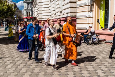 Kharkiv, Ukrayna, 5 Temmuz 2025 Bir grup Hare Krishna takipçisi Harkiv sokaklarında şarkı söylüyor ve dans ediyor..