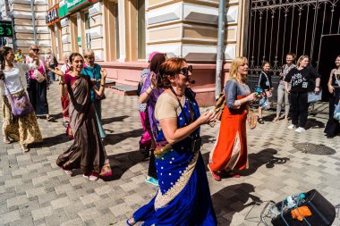 Kharkiv, Ukrayna, 5 Temmuz 2025 Bir grup Hare Krishna takipçisi Harkiv sokaklarında şarkı söylüyor ve dans ediyor..