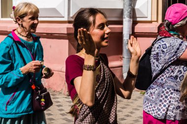 Kharkiv, Ukrayna, 5 Temmuz 2025 Bir grup Hare Krishna takipçisi Harkiv sokaklarında şarkı söylüyor ve dans ediyor..