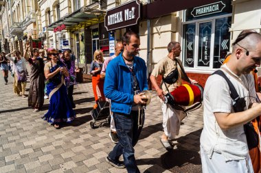 Kharkiv, Ukrayna, 5 Temmuz 2025 Bir grup Hare Krishna takipçisi Harkiv sokaklarında şarkı söylüyor ve dans ediyor..