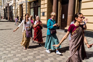 Kharkiv, Ukrayna, 5 Temmuz 2025 Bir grup Hare Krishna takipçisi Harkiv sokaklarında şarkı söylüyor ve dans ediyor..