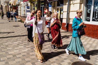 Kharkiv, Ukrayna, 5 Temmuz 2025 Bir grup Hare Krishna takipçisi Harkiv sokaklarında şarkı söylüyor ve dans ediyor..