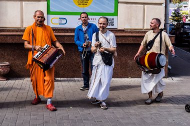 Kharkiv, Ukrayna, 5 Temmuz 2025 Bir grup Hare Krishna takipçisi Harkiv sokaklarında şarkı söylüyor ve dans ediyor..