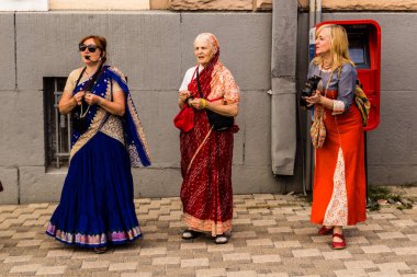 Kharkiv, Ukrayna, 5 Temmuz 2025 Bir grup Hare Krishna takipçisi Harkiv sokaklarında şarkı söylüyor ve dans ediyor..