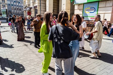Kharkiv, Ukrayna, 5 Temmuz 2025 Bir grup Hare Krishna takipçisi Harkiv sokaklarında şarkı söylüyor ve dans ediyor..