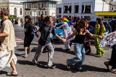 Kharkiv, Ukrayna, 5 Temmuz 2025 Bir grup Hare Krishna takipçisi Harkiv sokaklarında şarkı söylüyor ve dans ediyor..