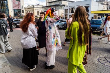 Kharkiv, Ukrayna, 5 Temmuz 2025 Bir grup Hare Krishna takipçisi Harkiv sokaklarında şarkı söylüyor ve dans ediyor..