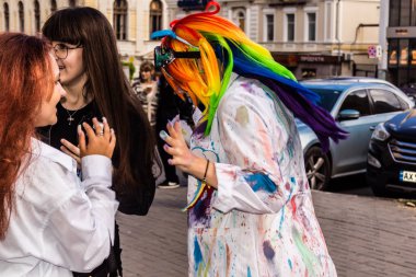 Kharkiv, Ukrayna, 5 Temmuz 2025 Bir grup Hare Krishna takipçisi Harkiv sokaklarında şarkı söylüyor ve dans ediyor..