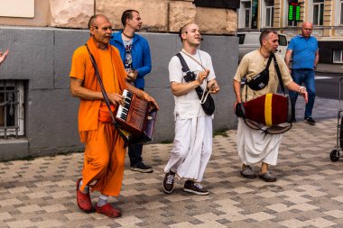 Kharkiv, Ukrayna, 5 Temmuz 2025 Bir grup Hare Krishna takipçisi Harkiv sokaklarında şarkı söylüyor ve dans ediyor..