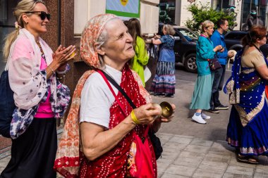 Kharkiv, Ukrayna, 5 Temmuz 2025 Bir grup Hare Krishna takipçisi Harkiv sokaklarında şarkı söylüyor ve dans ediyor..