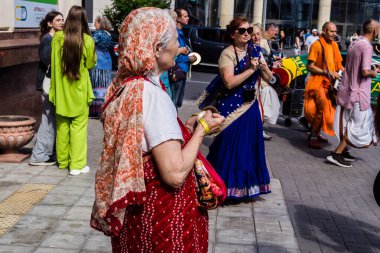 Kharkiv, Ukrayna, 5 Temmuz 2025 Bir grup Hare Krishna takipçisi Harkiv sokaklarında şarkı söylüyor ve dans ediyor..