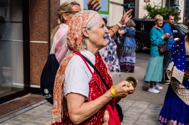 Kharkiv, Ukrayna, 5 Temmuz 2025 Bir grup Hare Krishna takipçisi Harkiv sokaklarında şarkı söylüyor ve dans ediyor..