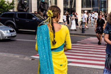 Kharkiv, Ukrayna, 5 Temmuz 2025 Bir grup Hare Krishna takipçisi Harkiv sokaklarında şarkı söylüyor ve dans ediyor..