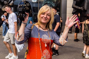 Kharkiv, Ukrayna, 5 Temmuz 2025 Bir grup Hare Krishna takipçisi Harkiv sokaklarında şarkı söylüyor ve dans ediyor..