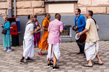 Kharkiv, Ukrayna, 5 Temmuz 2025 Bir grup Hare Krishna takipçisi Harkiv sokaklarında şarkı söylüyor ve dans ediyor..