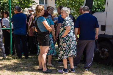 Kharkiv, Ukrayna, 6 Temmuz 2025 'te evleri hasar gören vatandaşlar yardım paketleri aldılar. Siviller, Rus saldırılarının başlıca hedefleridir ve psikolojik ve maddi desteğe ihtiyaç duyarlar..