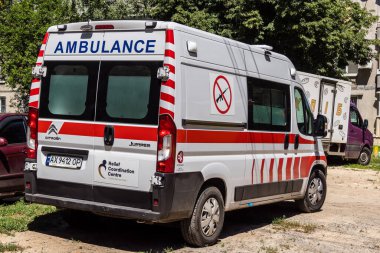 Kharkiv, Ukrayna, 6 Temmuz 2025. Ambulans, Rus saldırısının gerçekleştiği yere park edilmiştir. İHA ve füze kullanan büyük bir Rus saldırısı doğudaki Harkiv şehrini vurdu..