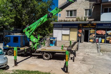 Kharkiv, Ukrayna, 6 Temmuz 2025 Teknik Servisler, Kharkiv 'deki hasarlı bir binaya müdahale ediyor. Hasar büyük, birkaç daire de hasar görmüş..