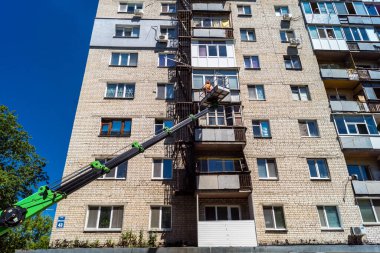 Kharkiv, Ukrayna, 6 Temmuz 2025 Teknik Servisler, Kharkiv 'deki hasarlı bir binaya müdahale ediyor. Hasar büyük, birkaç daire de hasar görmüş..