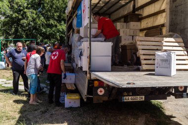 Kharkiv, Ukrayna, 6 Temmuz 2025 Rus saldırısına ilk müdahale ekipleri ve sivil toplum örgütleri yanıt veriyor. Siviller, Rus saldırılarının başlıca hedefleridir ve psikolojik ve maddi desteğe ihtiyaç duyarlar..